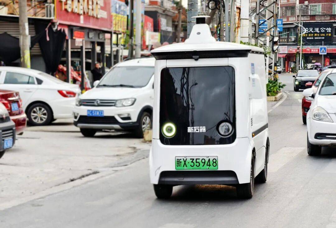 超萌！南安街头出现无人快递车能认路避障、会等红绿灯……